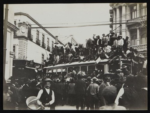 Imagen de Tranvía tomado por habitantes posterior a la renuncia de Porfirio Díaz, ciudad de México (propio)