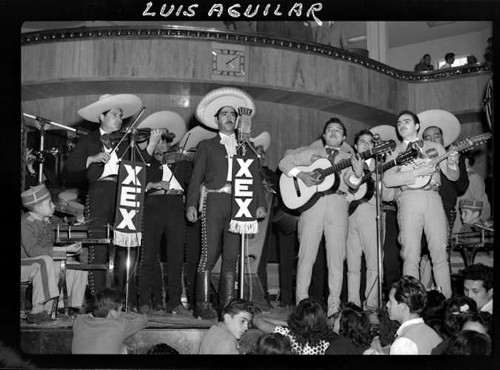 Imagen de "Luis Aguilar" en la XEX canta con mariachi durante un sorteo de lotería (atribuido)