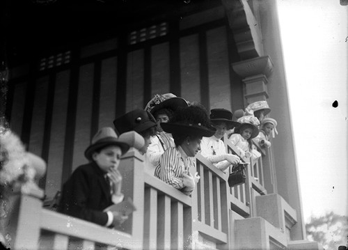 Imagen de Mujeres y niño observan una carrera en el Hipódromo (atribuido)