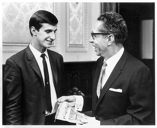 Imagen de El presidente Díaz Ordaz recibe al futbolista Enrique Borja, a quien felicitó por su actuación en el Campeonato Mundial de Fútbol Londres 1966 (atribuido)