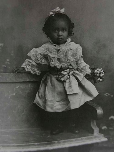 Imagen de Niña afrodescendiente con flor de lis (atribuido)