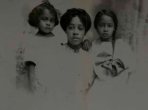 Imagen de Madre e hijas afrodescendientes (atribuido)