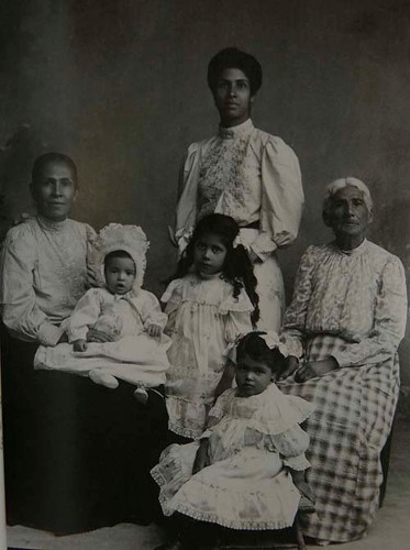 Imagen de Retrato de mujeres adultas y niños (atribuido)