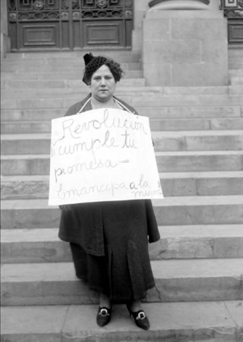 Imagen de Sra. Margarita Robles de Mendoza, sosteniendo un cartel (atribuido)