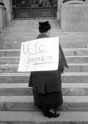 Imagen de Margarita Robles de Mendoza, pide voto femenino con cartel a la espalda (atribuido)
