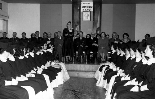 Imagen de Adela Formoso de Obregón Santacilia pronunciando un discurso durante una graduación de alumnas de la Universidad Feminista (propio)