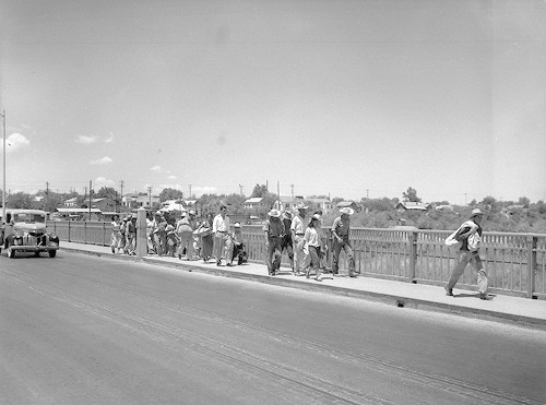 Imagen de Braceros cruzando el puente entre Ciudad Juárez y paso Texas (atribuido)