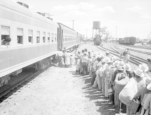 Imagen de Braceros abordan un tren en una estación de ferrocarril (atribuido)