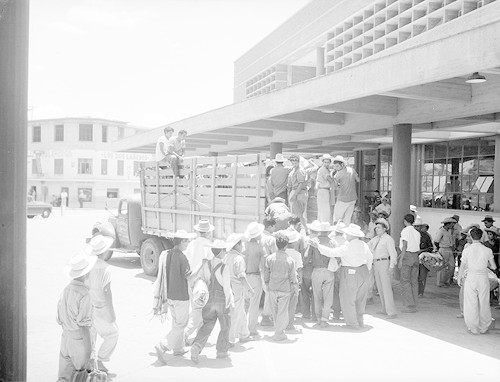 Imagen de Braceros abordando un camión de redilas (atribuido)
