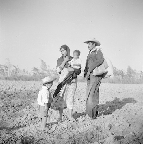 Imagen de Bracero y su familia caminando por un paraje (atribuido)