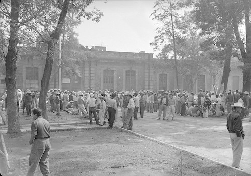Imagen de Braceros frente a un edificio (atribuido)