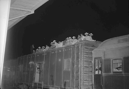 Imagen de Braceros en la parte superior de un vagón de carga (atribuido)