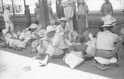 Imagen de Braceros antes de abordar el tren para llegar al norte (atribuido)