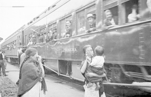Imagen de Mujeres llorando al despedirse de braceros en la estación del ferrocarril (atribuido)