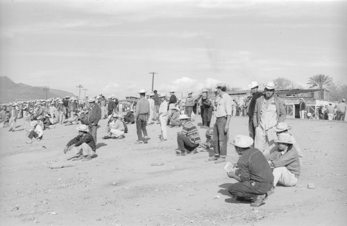 Imagen de Braceros esperan en la estación de ferrocarril (atribuido)