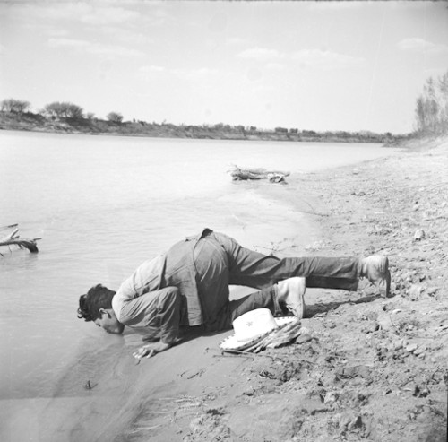 Imagen de Bracero bebiendo agua del río Bravo (atribuido)