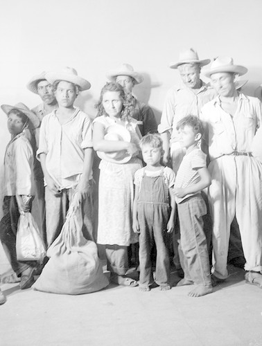 Imagen de Familias de braceros, retrato de grupo (atribuido)