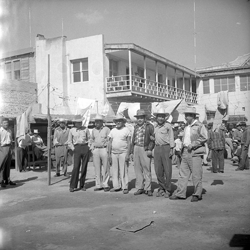 Imagen de Braceros en un patio, retrato de grupo (atribuido)