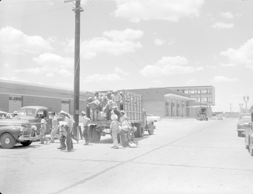 Imagen de Braceros descendiendo de un camión de carga (atribuido)