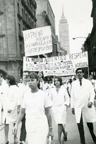 Imagen de Médicos se manifiestan en el Zócalo, 1964-1966 (propio)