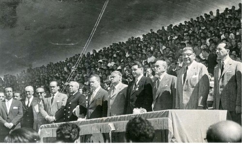Imagen de Adolfo Ruiz Cortines en el Estadio Nacional (atribuido)