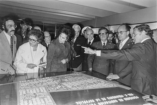 Imagen de Visita oficial del presidente de Chile, Salvador Allende, a la Ciudad de México. Inauguración de la Unidad Habitacional Vicente Guerrero, Iztapalapa, Ciudad de México (atribuido)