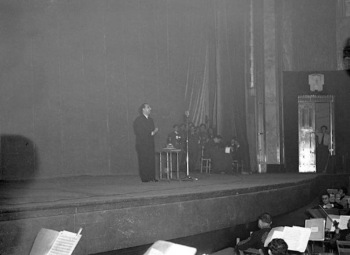 Imagen de Conferencia cultural por el C. Lic. Gómez Arias patrocinada por el D.D.F. en el Palacio de las Bellas Artes (propio), Conferencia cultural por el ciudadano licenciado Gómez Arias patrocinada por el Departamento del Distrito Federal en el Palacio de las Bellas Artes (alternativo)