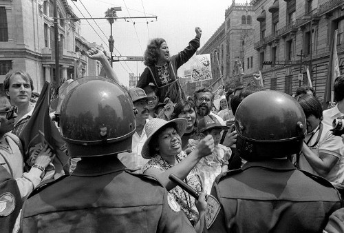 Imagen de Rosario Ibarra de Piedra en la vanguardia de la marcha del 1º de mayo (atribuido)