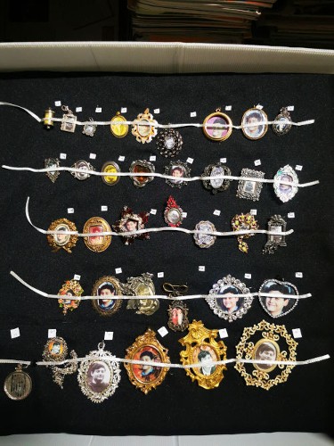 Imagen de Colección de relicarios y camafeos de doña Rosario Ibarra de Piedra (atribuido)
