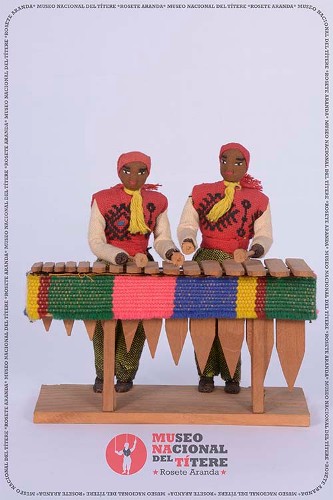 Imagen de Figurilla de dos hombres sudamericanos con marimba (atribuido)