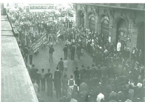 Imagen de Alumno entrega bandera de México (atribuido)