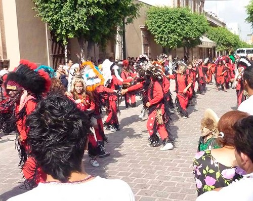 Imagen de La danza de la Santa Cruz se despliega frente a la catedral (atribuido)