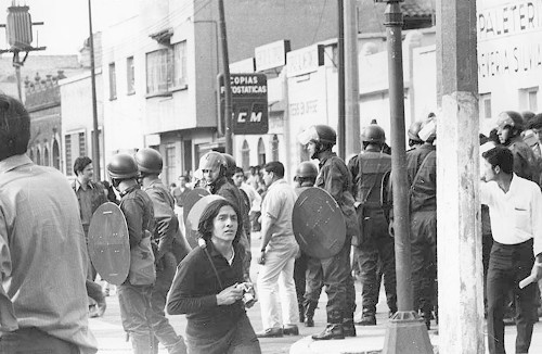 Imagen de Grupo de policías resguardando las calles durante el movimiento (atribuido)