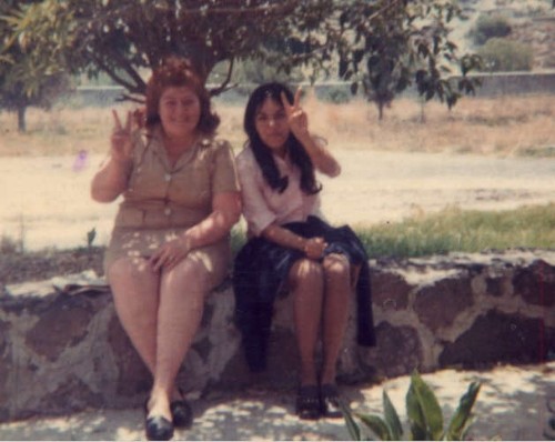 Imagen de La "Tita" y "La Nacha" en las áreas abiertas de la Antigua Cárcel de Mujeres de Santa Martha Acatitla. Catálogo fotográfico Sitio de Memoria "Antigua Cárcel de Mujeres de Santa Martha Acatitla (atribuido)