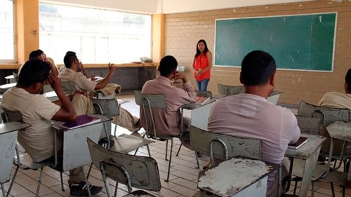 Imagen de Alumnos del PESCER tomando clases en el aula (atribuido)