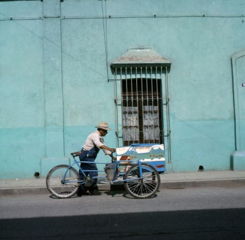 Imagen de Señor trabajando con su bicicleta (atribuido)