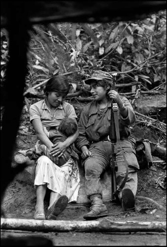 Imagen de Tiempo de familia en el campamento de las Fuerzas Armadas Rebeldes (FAR) (propio)