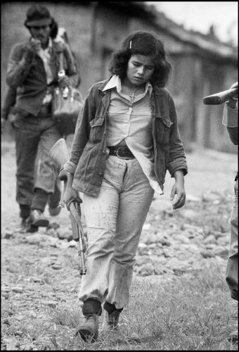 Imagen de Joven guerrillera con su rifle en la mano camina rumbo al combate, por una de las calles de esta ciudad, que fue tomada por miembros del FSLN (propio)