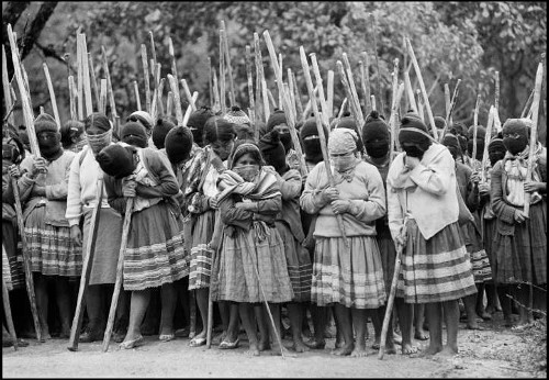 Imagen de Mujeres cierran camino de terracería para evitar el paso del ejército a comunidades rebeldes integrantes del EZLN (propio)