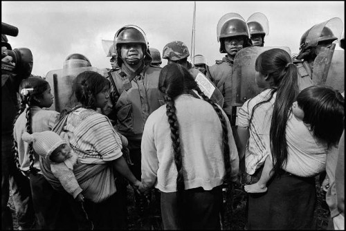 Imagen de Mujeres protestan contra la presencia de la policía militar en el campamento de X'oyep (propio)