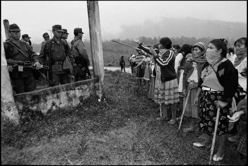 Imagen de Mujeres exigiendo la retirada del ejército del pueblo de Yalchiptic (propio)