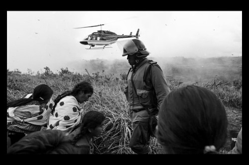 Imagen de Un helicóptero sobrevuela el campamento de refugiados, X’oyep, Chenalhó, Chiapas (propio)