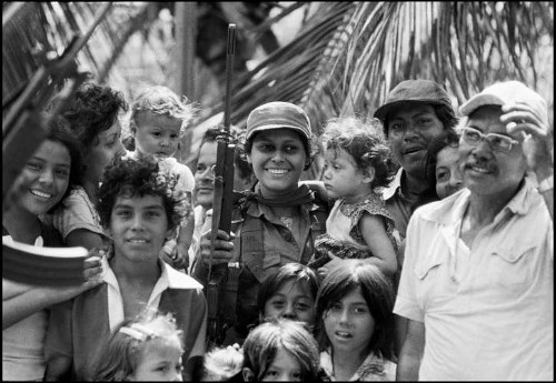 Imagen de Combatiente sandinista se reencuentra con su familia después del triunfo de la revolución (propio)