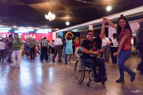 Imagen de Pareja bailando, destaca hombre en silla de ruedas (atribuido)