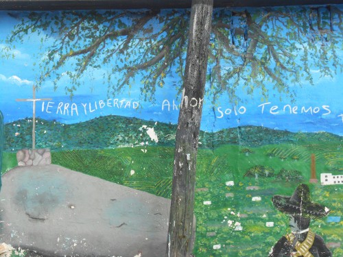 Imagen de El grafiti histórico en las calles de Morelos (propio), "Tierra y libertad": Fragmento del mural colectivo Zapata, en Chinameca, Ayala (atribuido)