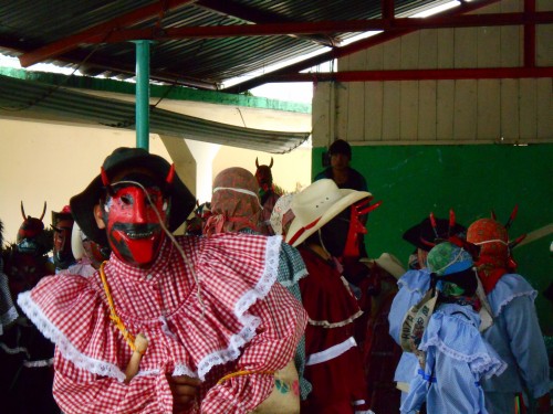 Imagen de La danza de los diablos en la Huasteca Potosina (propio), Diablo con máscara roja y motivos metálicos (atribuido)