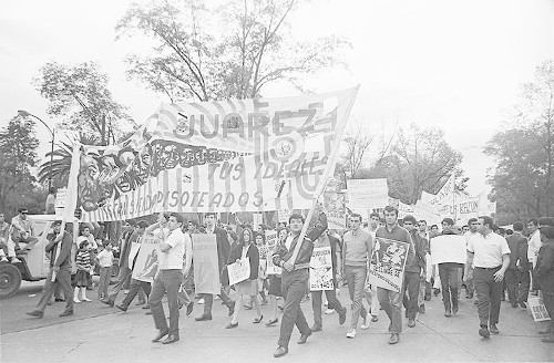 Imagen de MGP2808 (atribuido), Gobernación. Mitin. Estudiantes en la glorieta de Simón Bolívar (alternativo)