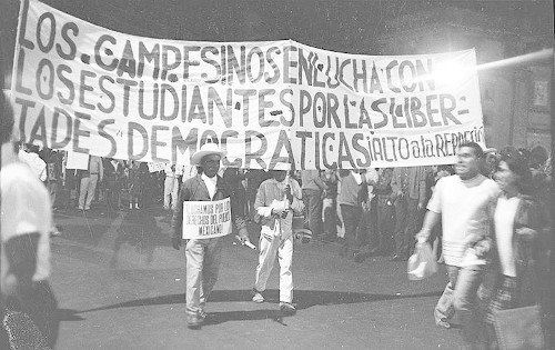 Imagen de MGP2876 (atribuido), Gobernación. Mitin. Estudiantes en la glorieta de Simón Bolívar (alternativo)