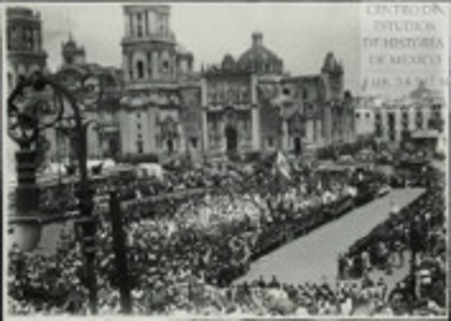 Imagen de El pueblo aglomerado frente al Palacio nacional, presenciando el desfile (atribuido)