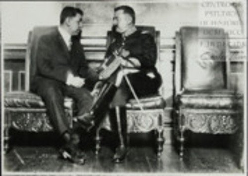 Imagen de El Presidente de la Huerta, conversando con el Gral. Jacinto B. Treviño, al terminar el desfile (atribuido)